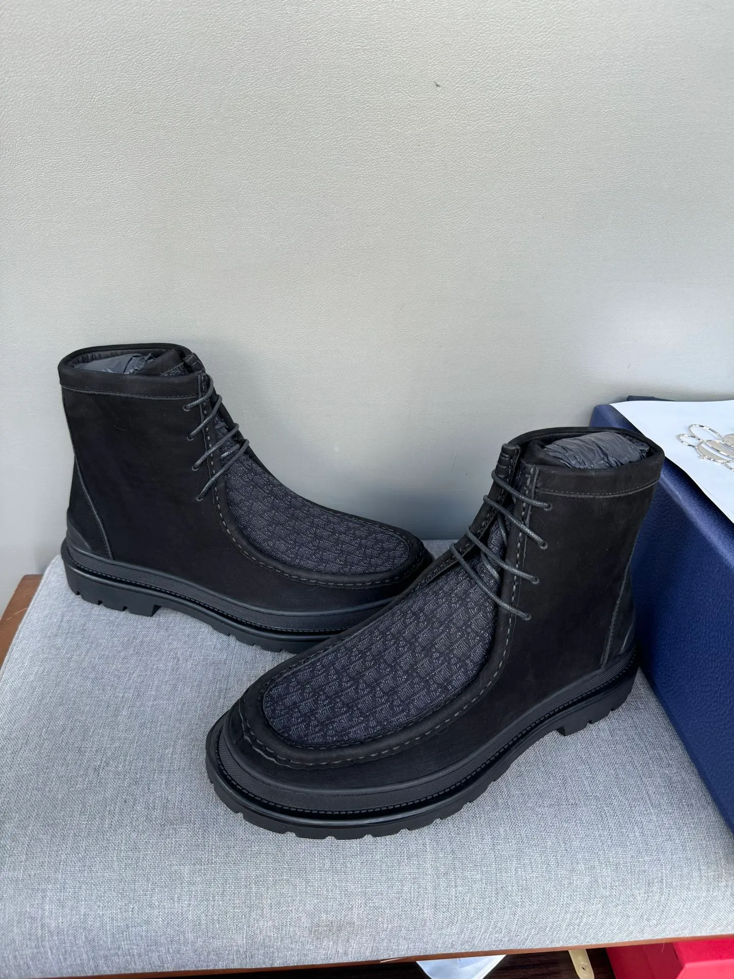 [DIOR] Top P: 1000💰 Number of yards: 39~44 (38.45 custom-made, non-refundable) Dior Dior~ Winter series, original 1:1 development Casual men's leather shoes Heavy investment, shoes and boots are made of imported cowhide + imported Dior special fabric Not easy to deform black cowhide lining Dior large hardware inlay Original TPU vacuum outsole, black cowhide Black open edge beads Military green suede Black suede Khaki suede leather is crafted by a large factory, and the perfect product is only prepared for you who know your taste! Any comparisons are welcome.